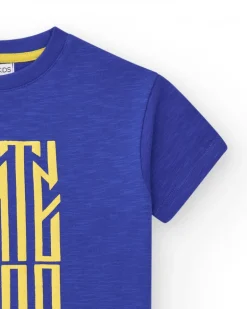 T-shirt pour garçon en bleu avec phrase imprimée.