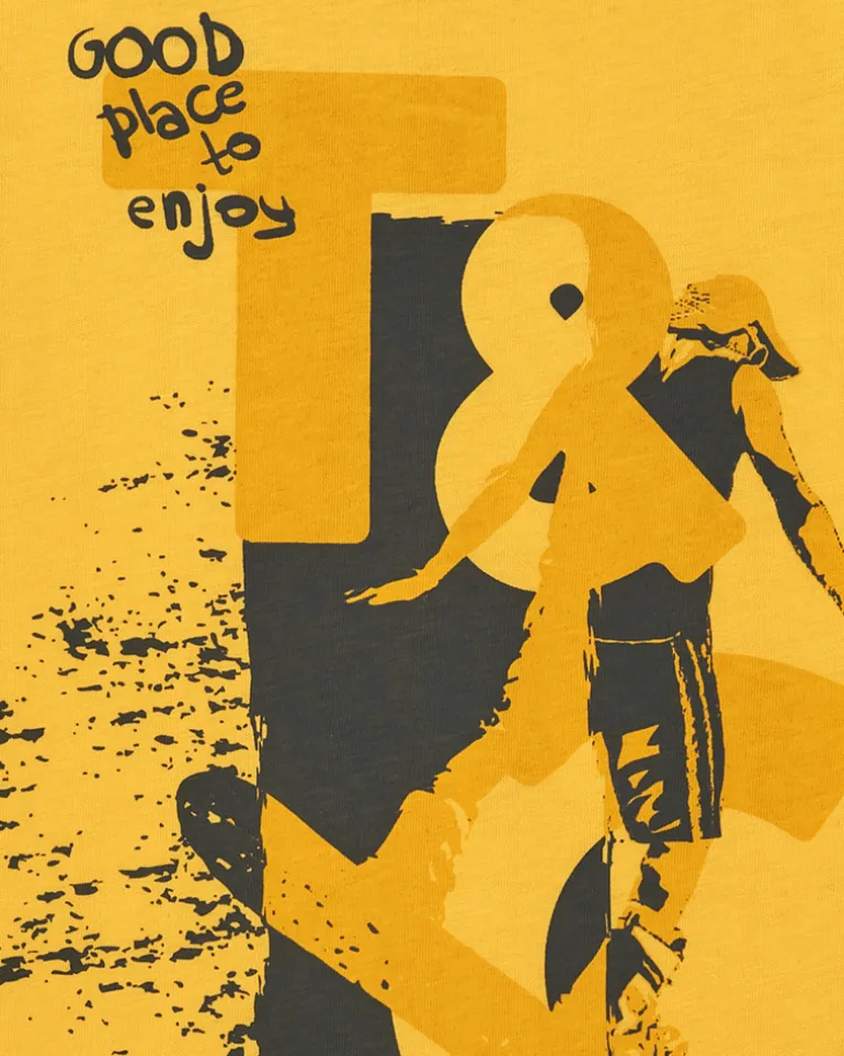 T-shirt pour garçon en jaune avec imprimé frontal.