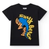 T-shirt pour garçon en noir avec lettres colorées.