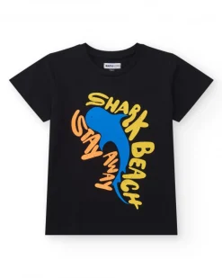 T-shirt pour garçon en noir avec lettres colorées.