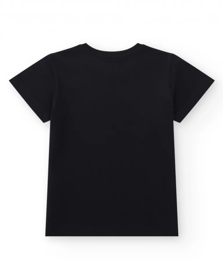 T-shirt pour garçon en noir avec lettres colorées.