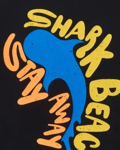 T-shirt pour garçon en noir avec lettres colorées.
