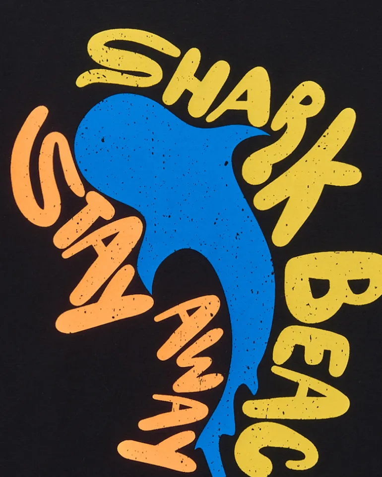 T-shirt pour garçon en noir avec lettres colorées.