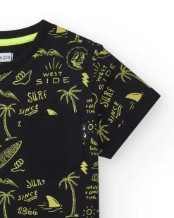 T-shirt pour garçon en noir avec poche avant et imprimé.