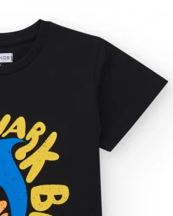 T-shirt pour garçon en noir avec lettres colorées.