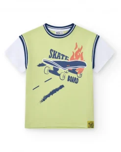 T-shirt pour garçon en vert avec manches blanches et texte accrocheur.