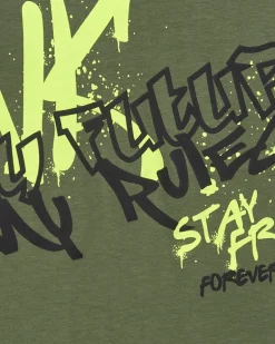 T-shirt pour garçon en vert avec texte en jaune et noir.