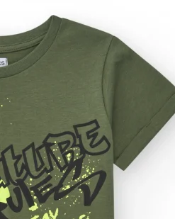 T-shirt pour garçon en vert avec texte en jaune et noir.