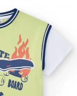 T-shirt pour garçon en vert avec manches blanches et texte accrocheur.