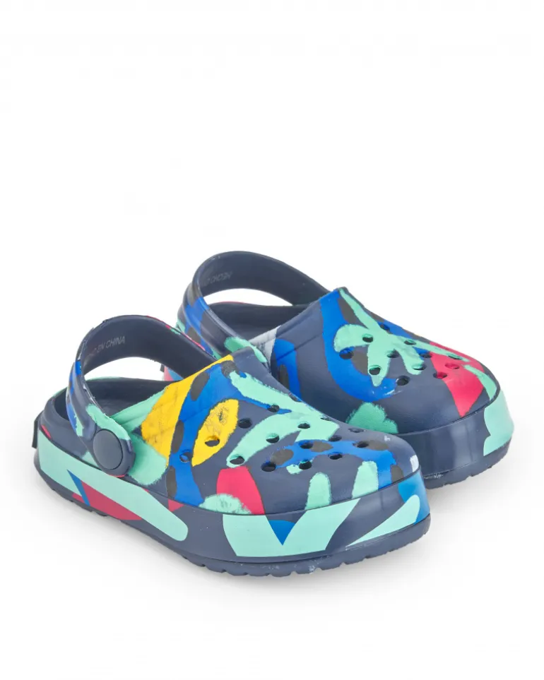 Zuecos para niño multicolor con diseño abstracto